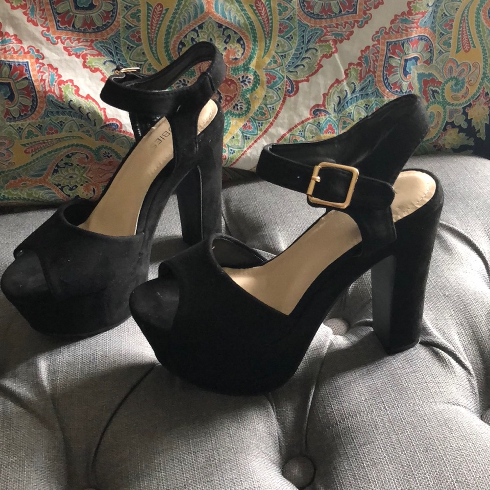 Black pumps